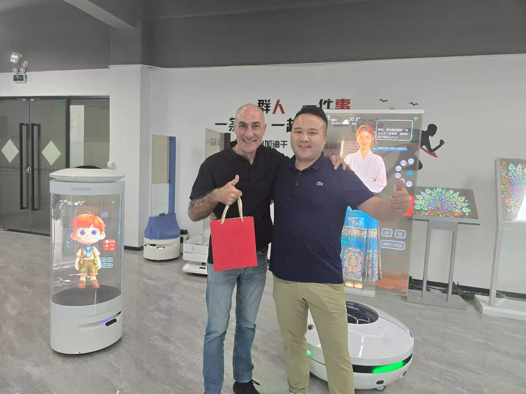 葡萄牙客户亲临实地验品!双面透明翻译器、AI透明数字人获海外认可