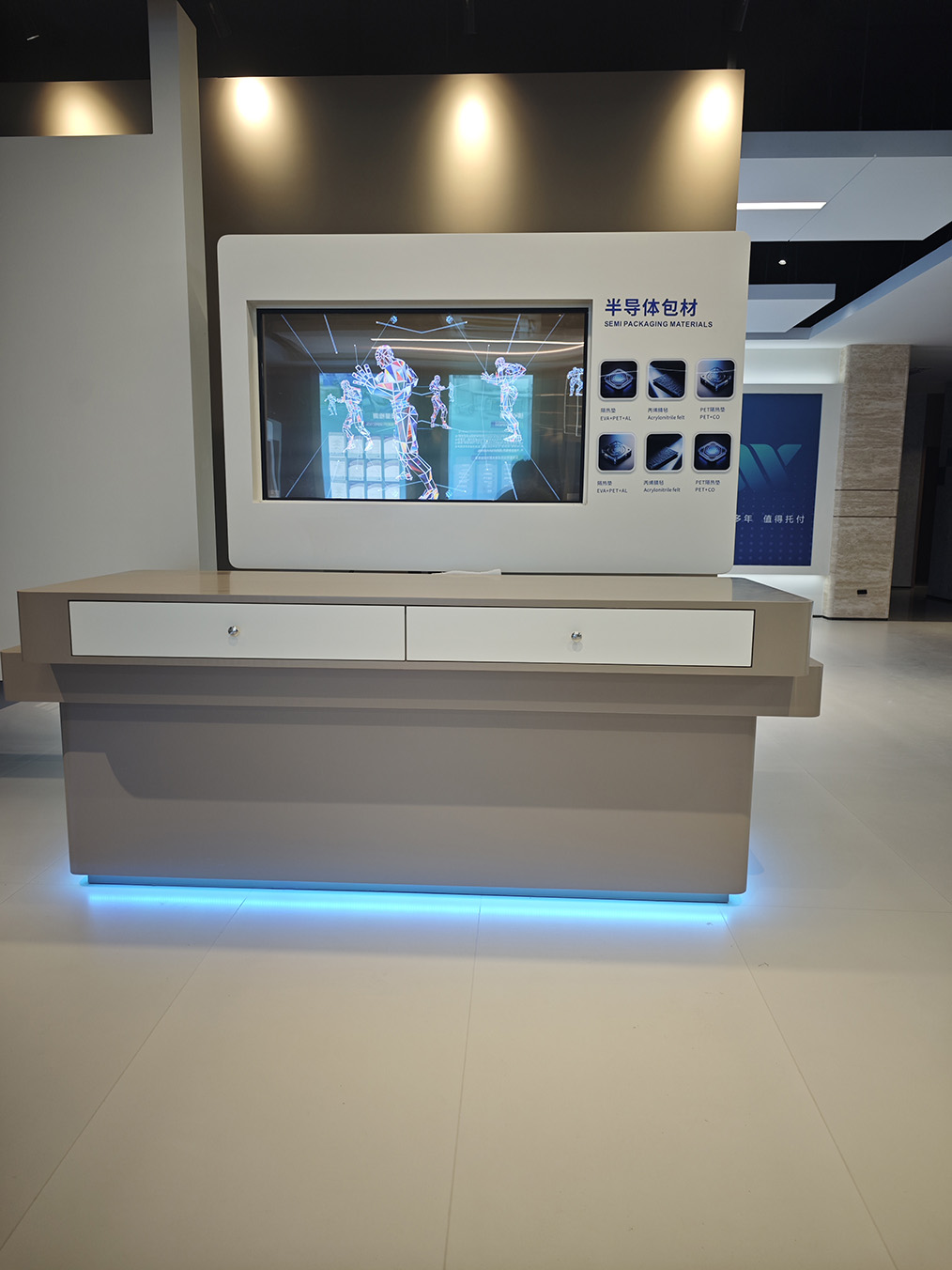 华心光电 × 江苏半导体展厅:OLED 透明屏如何颠覆传统电视墙,让材料展示 “立体化”?