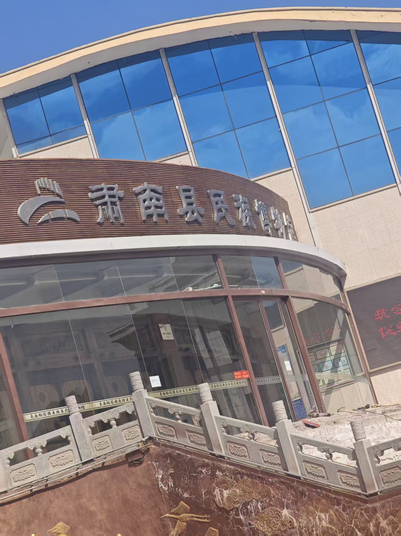 国庆攻坚交付|华心光电 OLED 透明屏落地甘肃肃南县民族博物馆,文物展陈虚实共生